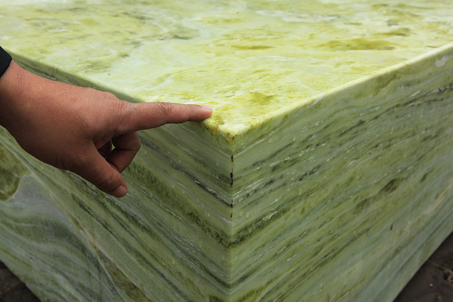 Tấm phản đá xanh ngọc nguyên khối nặng 14 tấn xuất hiện ở Hà Nội - 12