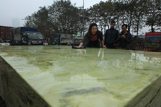 Tấm phản đá xanh ngọc nguyên khối nặng 14 tấn xuất hiện ở Hà Nội - 9