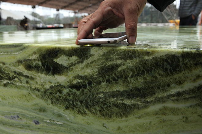 Tấm phản đá xanh ngọc nguyên khối nặng 14 tấn xuất hiện ở Hà Nội - 10