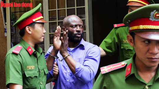 Người đàn ông ngoại quốc quỳ trước tòa, xin được xử nhẹ - 1