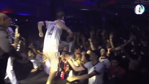 Bắt gặp những cổ động viên bóng đá siêu "bá đạo" - 3