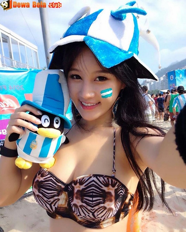 Người mẫu Jolie Fan Ling mặc táo bạo đi cổ vũ bóng đá.&nbsp;