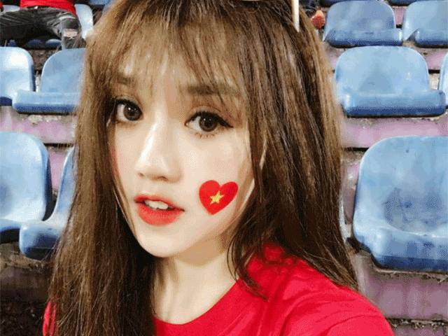 Bạn trẻ - Cuộc sống - Gái xinh với clip chế "Người lạ ơi" cổ vũ U23 Việt Nam