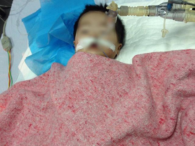 Bé gái 8 tháng tuổi bị điều dưỡng tiêm nhầm thuốc đã chết não - 1