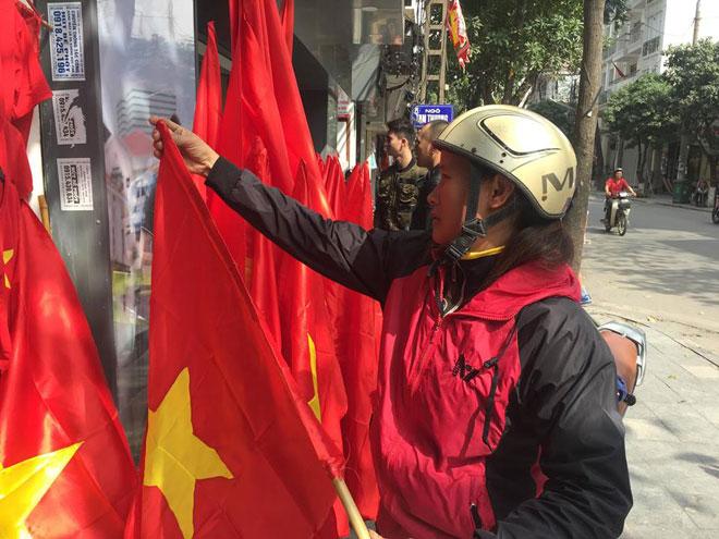 Người dân háo hức mua cờ, áo cổ vũ U23 Việt Nam trước giờ G - 5