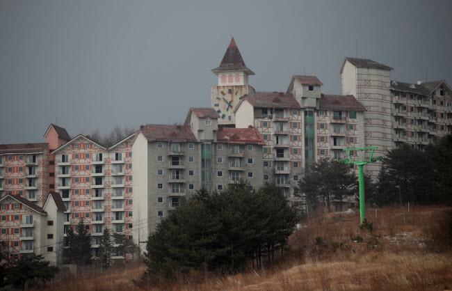 Khu nghỉ dưỡng bỏ hoang Alps Ski Resort nằm tại tỉnh Gangwon của Hàn Quốc, gần khu phi quân sự (DMZ) ngăn cách hai miền Triều Tiên.