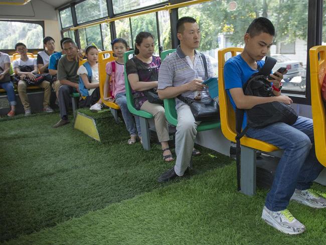 Dẹp đường cho anh đi qua cái coi.