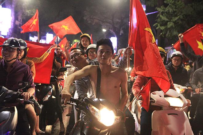 Người Hà Nội ngất ngây trong &#34;men say chiến thắng&#34; - 9
