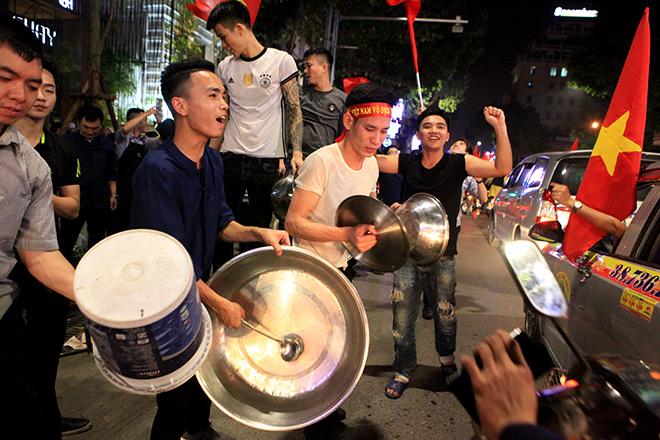 Người Hà Nội ngất ngây trong &#34;men say chiến thắng&#34; - 10