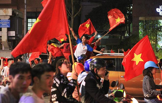 Người Hà Nội ngất ngây trong &#34;men say chiến thắng&#34; - 16
