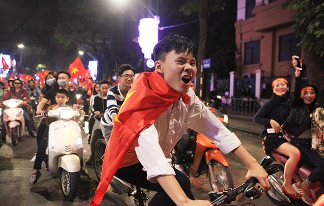 Người Hà Nội ngất ngây trong &#34;men say chiến thắng&#34; - 19