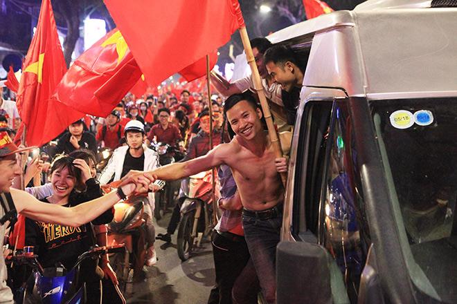 Người Hà Nội ngất ngây trong &#34;men say chiến thắng&#34; - 22