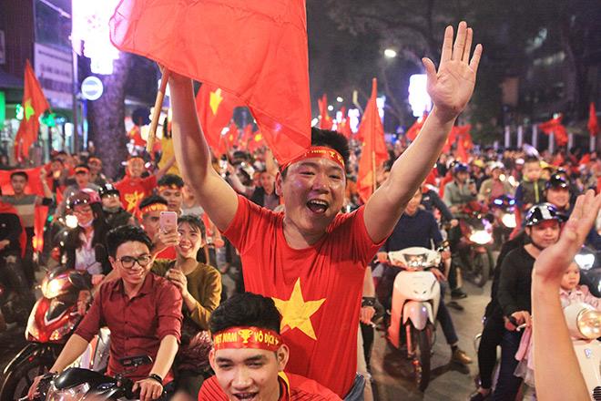 Người Hà Nội ngất ngây trong &#34;men say chiến thắng&#34; - 25