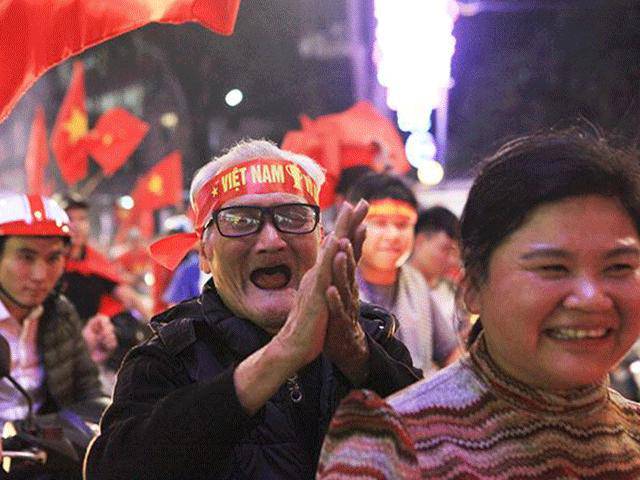 Tin tức trong ngày - Người Hà Nội ngất ngây trong "men say chiến thắng"
