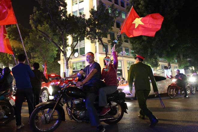 Người Hà Nội ngất ngây trong &#34;men say chiến thắng&#34; - 24