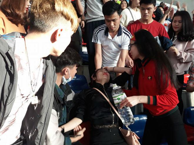Trực tiếp fan rực lửa cổ vũ U23 Việt Nam: Fan nữ ngất xỉu vì Quang Hải - 1