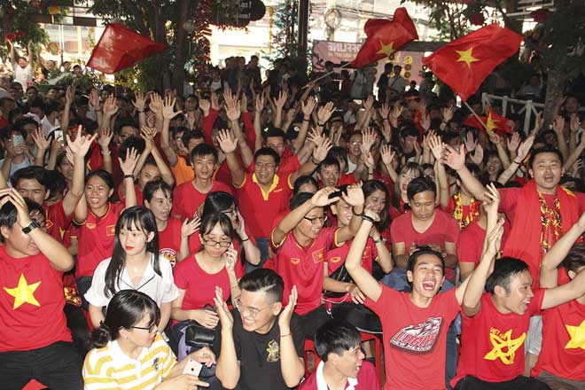 U23 Việt Nam thăng hoa, vào chung kết châu Á: Fan hôn nhau ăn mừng - 1