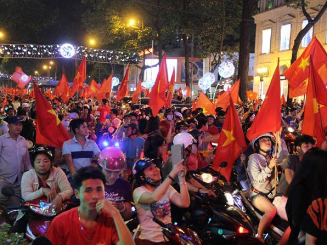 Tin tức trong ngày - U23 Việt Nam vào chung kết, người SG ăn mừng xuyên đêm