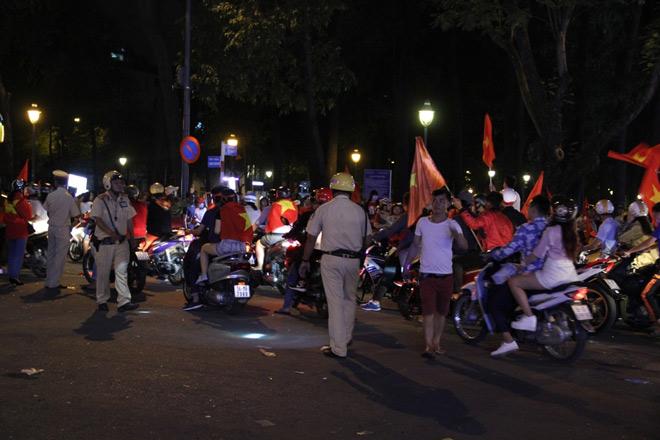 U23 Việt Nam vào chung kết, người SG ăn mừng xuyên đêm - 21