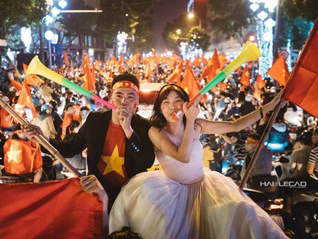 Bạn trẻ - Cuộc sống - Phát sốt với bộ ảnh cưới rực rỡ cờ đỏ sao vàng sau trận U23 Việt Nam thắng U23 Qatar