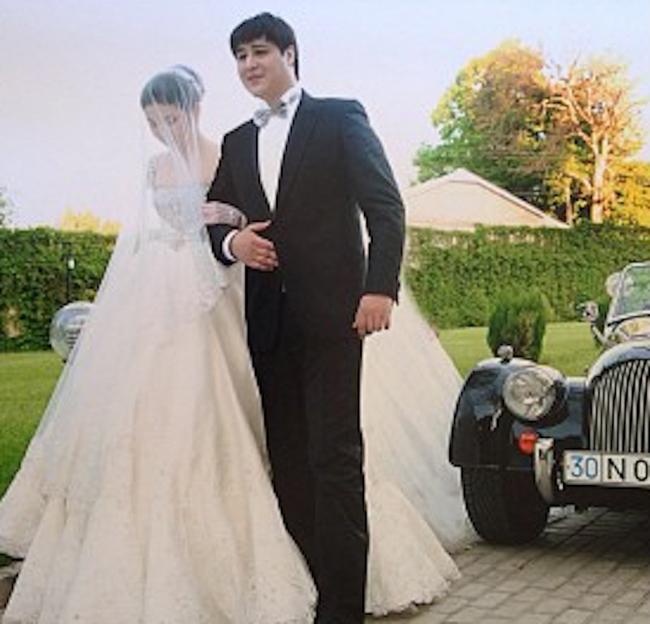 Cô kết hôn với Babur Usmanov,&nbsp;cháu trai của ông trùm hầm mỏ Alisher Usmanov – cổ đông lớn thứ 2 của câu lạc bộ&nbsp;Arsenal.&nbsp;