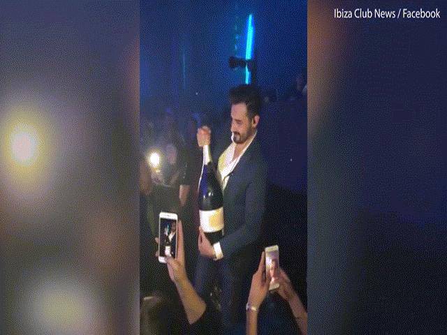 Thế giới - Tái mét mặt vì lỡ tay làm đổ sạch chai rượu gần 1 tỉ đồng