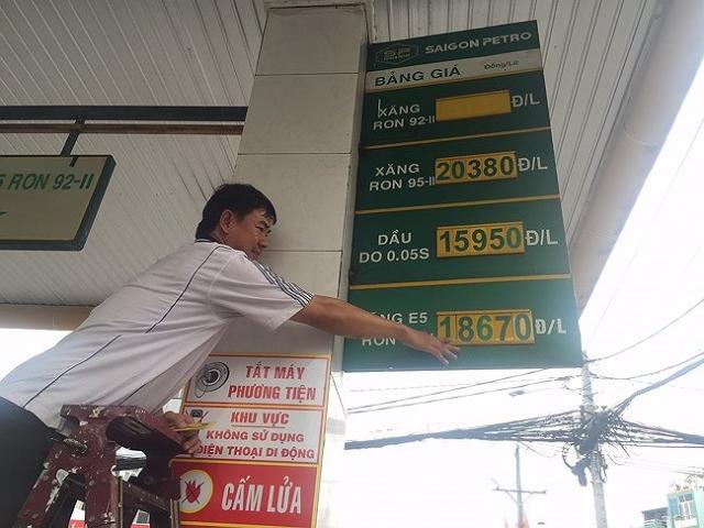 Thị trường - Tiêu dùng - Tăng 'thần tốc', xăng A95 vẫn rẻ hơn các nước ?