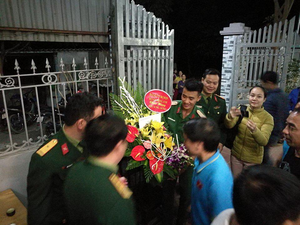 Bố &#34;siêu nhân&#34; Quang Hải: “Tôi thức đến 3 giờ sáng để tiếp người hâm mộ” - 4