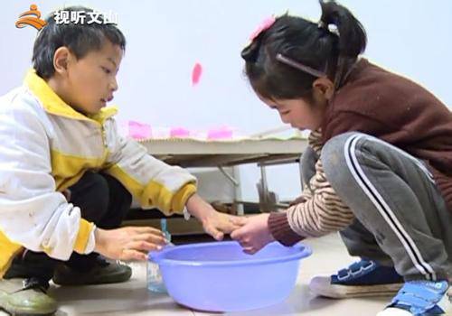 Cảm động cô bé cõng anh trai khuyết tật đến lớp mỗi ngày - 3