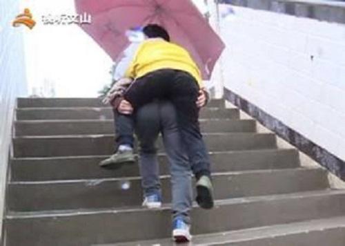 Cảm động cô bé cõng anh trai khuyết tật đến lớp mỗi ngày - 2