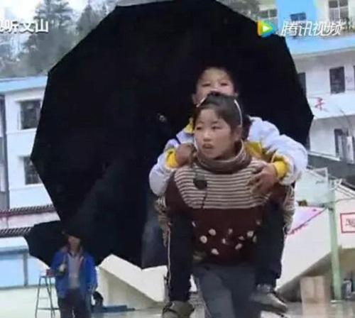 Cảm động cô bé cõng anh trai khuyết tật đến lớp mỗi ngày - 1