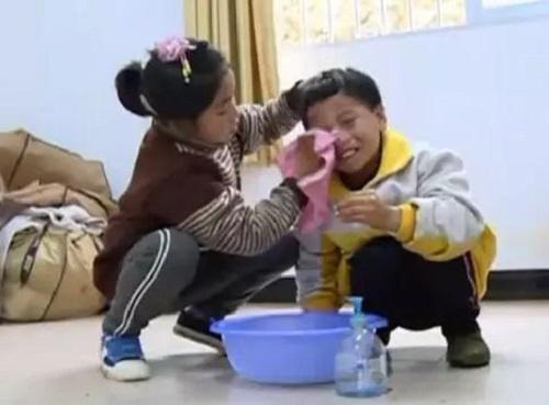 Cảm động cô bé cõng anh trai khuyết tật đến lớp mỗi ngày - 4