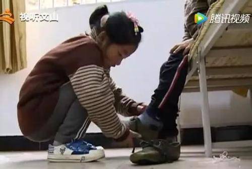 Cảm động cô bé cõng anh trai khuyết tật đến lớp mỗi ngày - 5