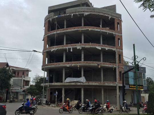 Nữ phụ hồ cơ cực bị ngã từ tầng 6 xuống mặt đất - 1