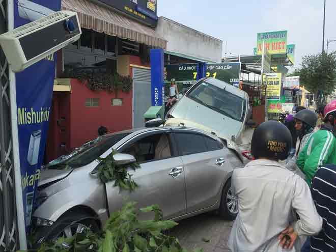 Ô tô đang chạy húc tung xe đang sửa ở Phạm Văn Đồng - 1