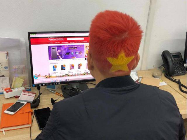 Bạn trẻ - Cuộc sống - Cô vợ phấn khích với mái tóc "cờ đỏ sao vàng" của chồng sau chiến thắng của U23 Việt Nam