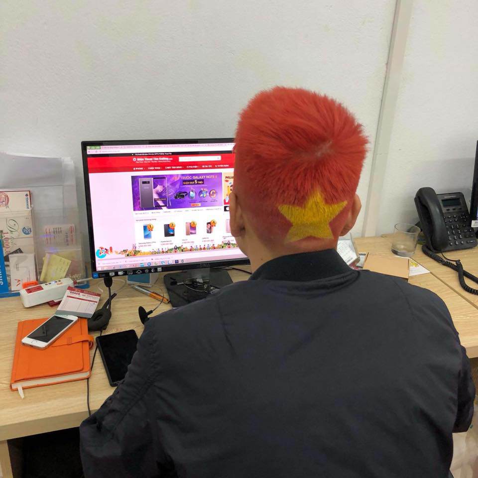 Cô vợ phấn khích với mái tóc "cờ đỏ sao vàng" của chồng sau chiến thắng của U23 Việt Nam - 4