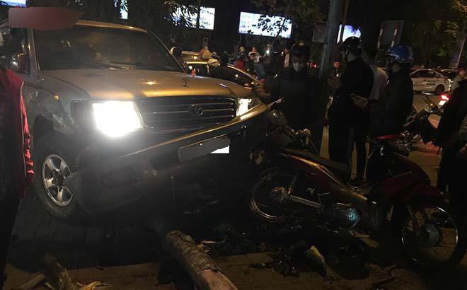 HN: “Xế hộp” gây tai nạn liên hoàn, 5 người nhập viện - 1