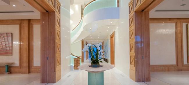Công trình kiến trúc này là tác phẩm của nhà thiết kế nổi tiếng Mohamed Hadid, được hoàn thành sau 15 tháng “mài dũa” tỉ mỉ đến từng chi tiết. Phần nội thất trang nhã nhưng không kém phần lộng lẫy đủ sức làm lu mờ bất kỳ công trình kiến trúc nào.
