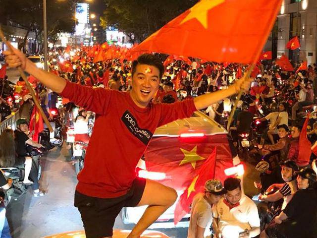 Đời sống Showbiz - Đàm Vĩnh Hưng, Lệ Quyên hủy show để cổ vũ U23 Việt Nam đá chung kết