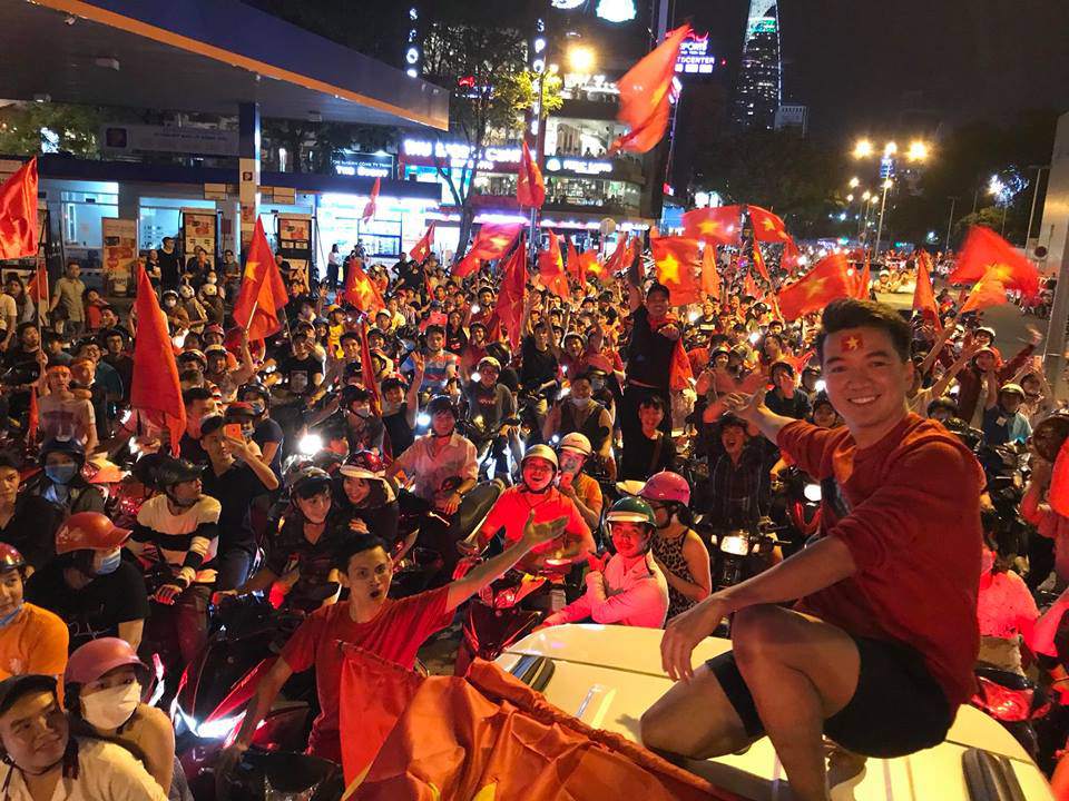 Đàm Vĩnh Hưng, Lệ Quyên hủy show để cổ vũ U23 Việt Nam đá chung kết - 1