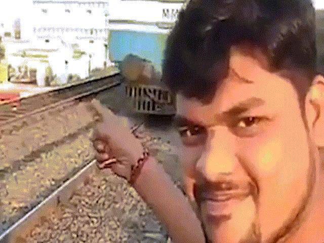 Thế giới - Ấn Độ: Chụp "tự sướng" trước đoàn tàu, bị tông lật mặt