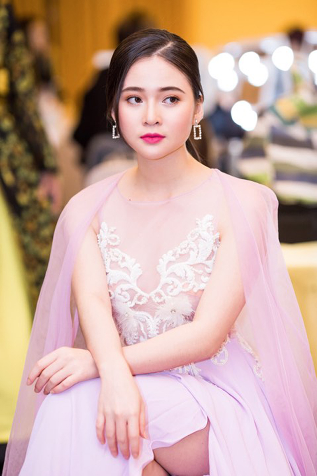 Ít ai ngờ, một cô gái nữ tính, bánh bèo như hot girl Đà Nẵng Thái Thảo Nguyên cũng cực kỳ mê bóng đá, đặc biệt là bóng đá Việt Nam.&nbsp;
