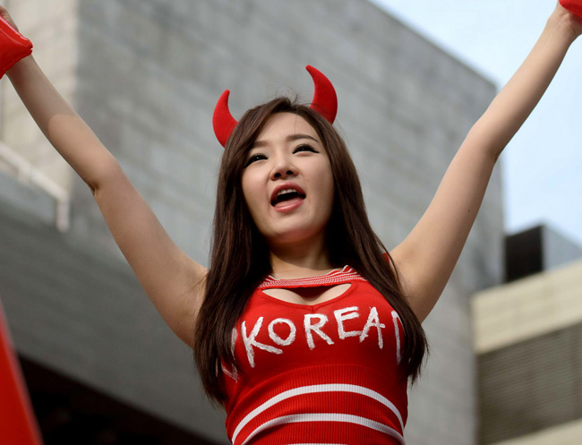Chiếc áo khoét ngực gợi cảm của cô gái Hàn Quốc mê bóng đá. 