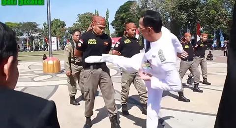 VIDEO: Thị trưởng Indonesia tung &#34;liên hoàn cước&#34; vào ngực cảnh sát - 1