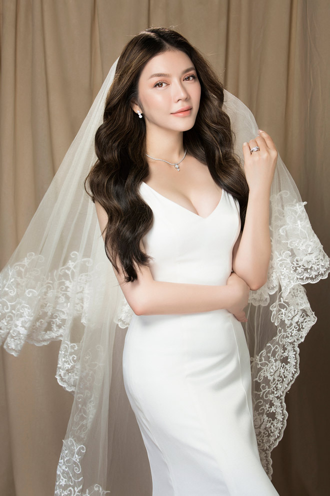Lý Nhã Kỳ khoe ngực đầy khi mặc váy cô dâu - 2