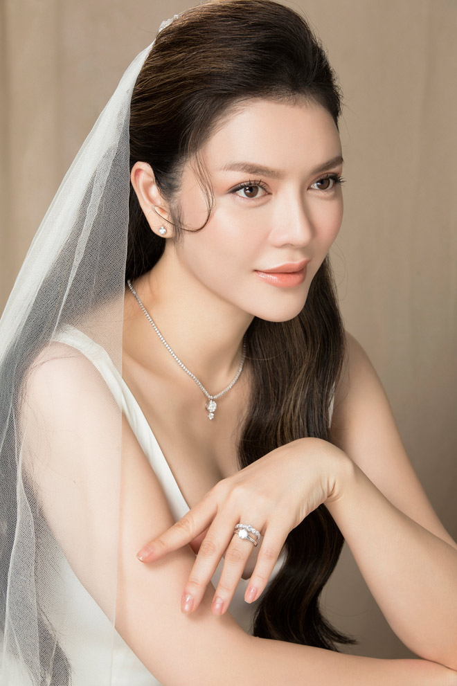 Lý Nhã Kỳ khoe ngực đầy khi mặc váy cô dâu - 4