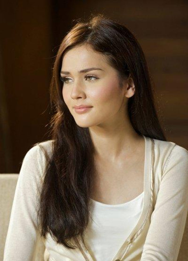 Cô có nhan sắc dịu hiền mà cũng rất sắc nét.