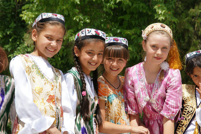 Người Uzbekistan có gương mặt đậm nét từ bé...