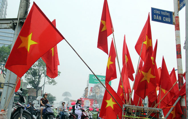 Người Sài Gòn ùn ùn đi mua cờ, băng rôn cổ vũ U23 Việt Nam “lấy vàng” - 3